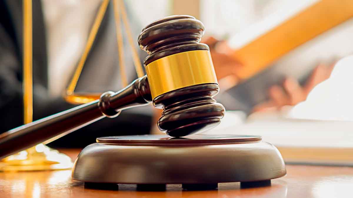 Mazo de juez sobre mesa simbolizando sentencia por despido de trabajador en baja médica
