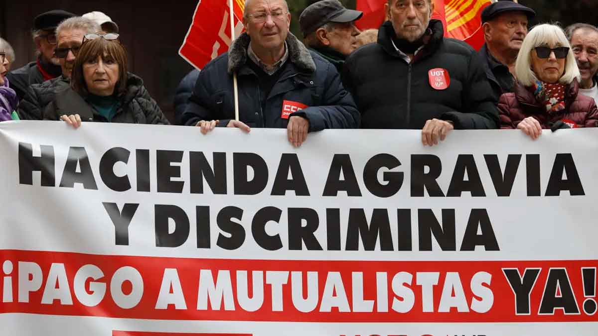 Jubilados mutualistas en protesta exigiendo a Hacienda la devolución del IRPF pendiente
