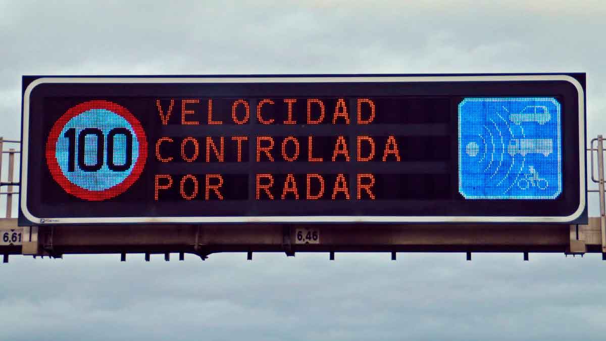 Señal de tráfico con aviso de velocidad controlada por radar de la DGT en carretera