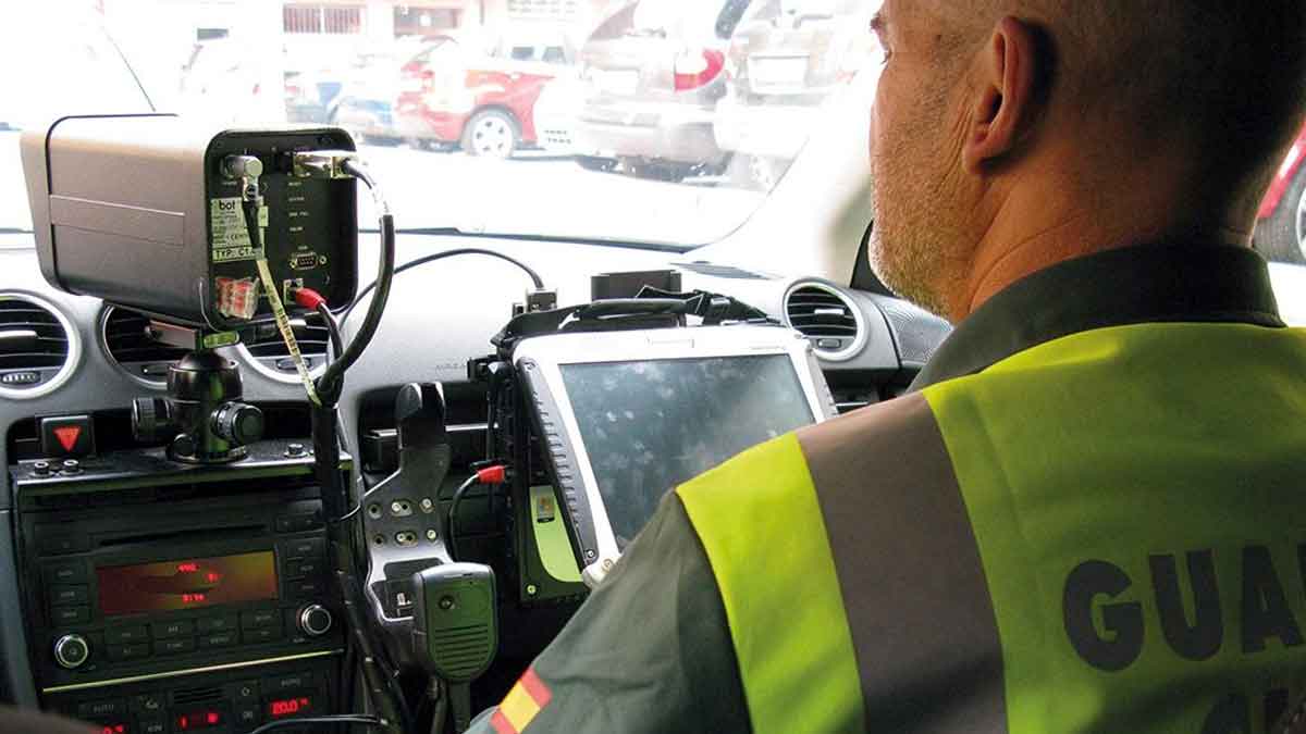 Agente de la Guardia Civil controlando radar de tráfico dentro del coche