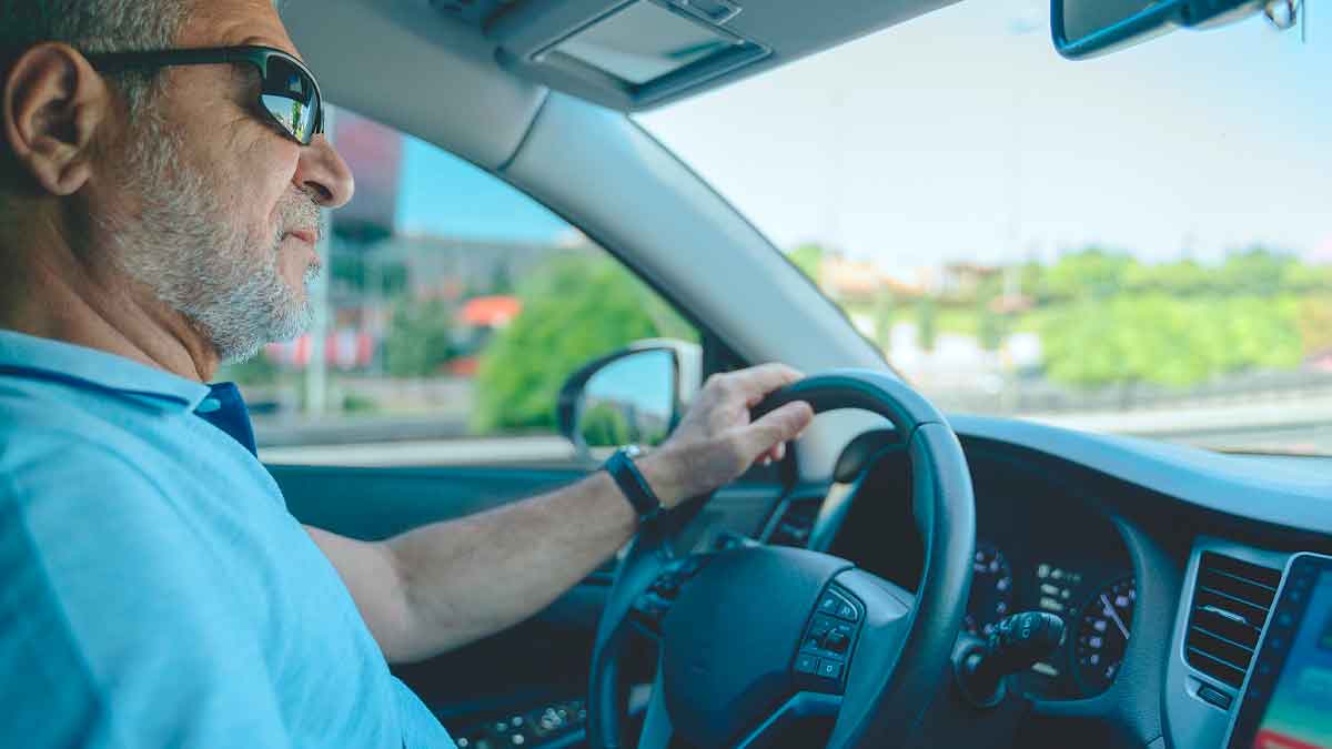 Conductor con gafas de sol al volante que pueden ser sancionadas por la DGT