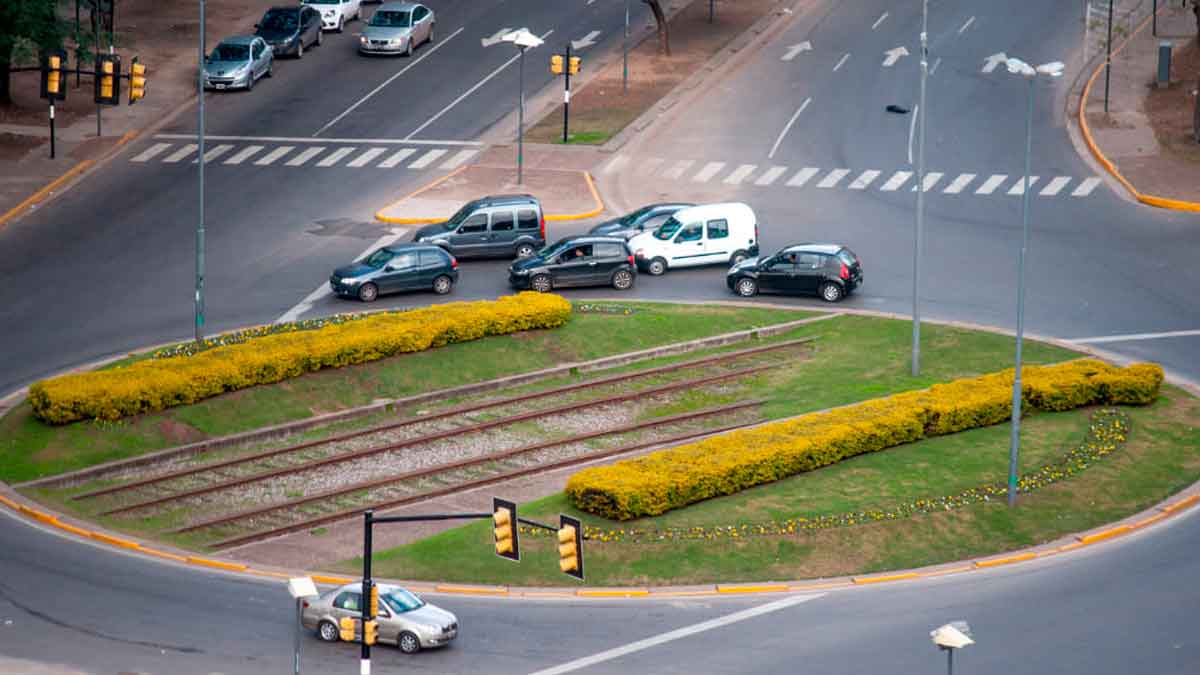Coches circulando en una rotonda según normas de la DGT sobre multas y prioridad de paso