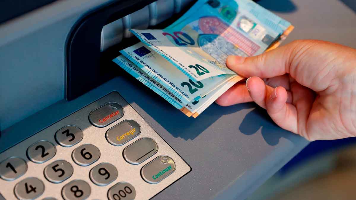 Persona retirando dinero del cajero automático por cobro del paro en septiembre 2025