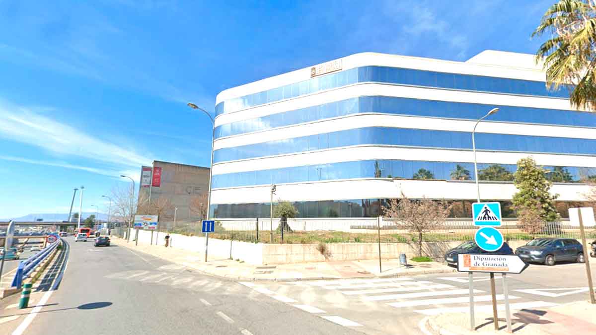 Edificio de la Diputación de Granada convocando 12 plazas de operario sin titulación requerida