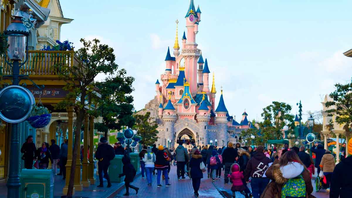 Castillo de Disneyland París con visitantes en el parque temático