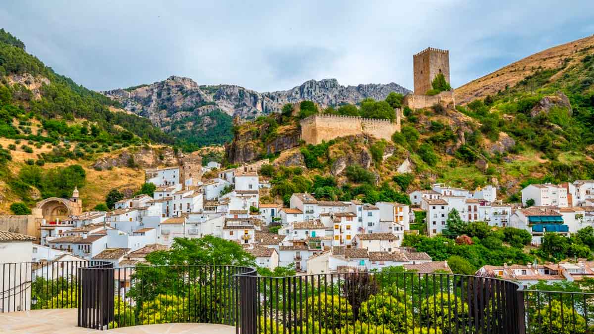 Vista panorámica de Cazorla en Jaén con el Castillo de la Yedra y casas blancas en la sierra de Andalucía