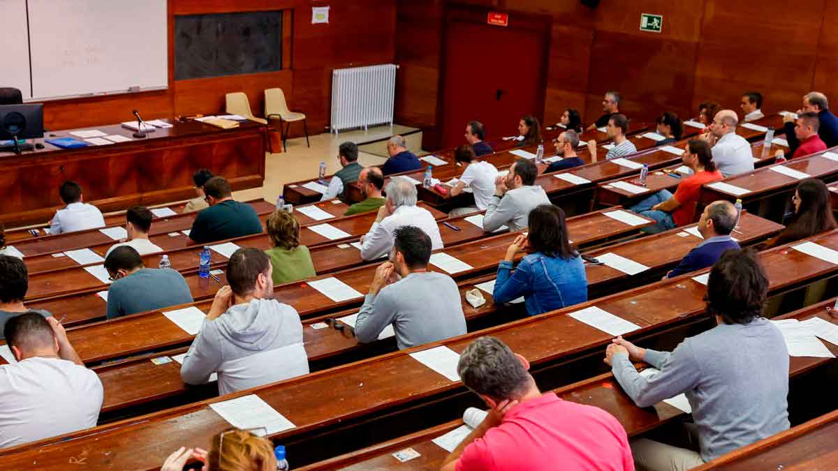 Aspirantes realizando examen de oposiciones en España en un aula universitaria