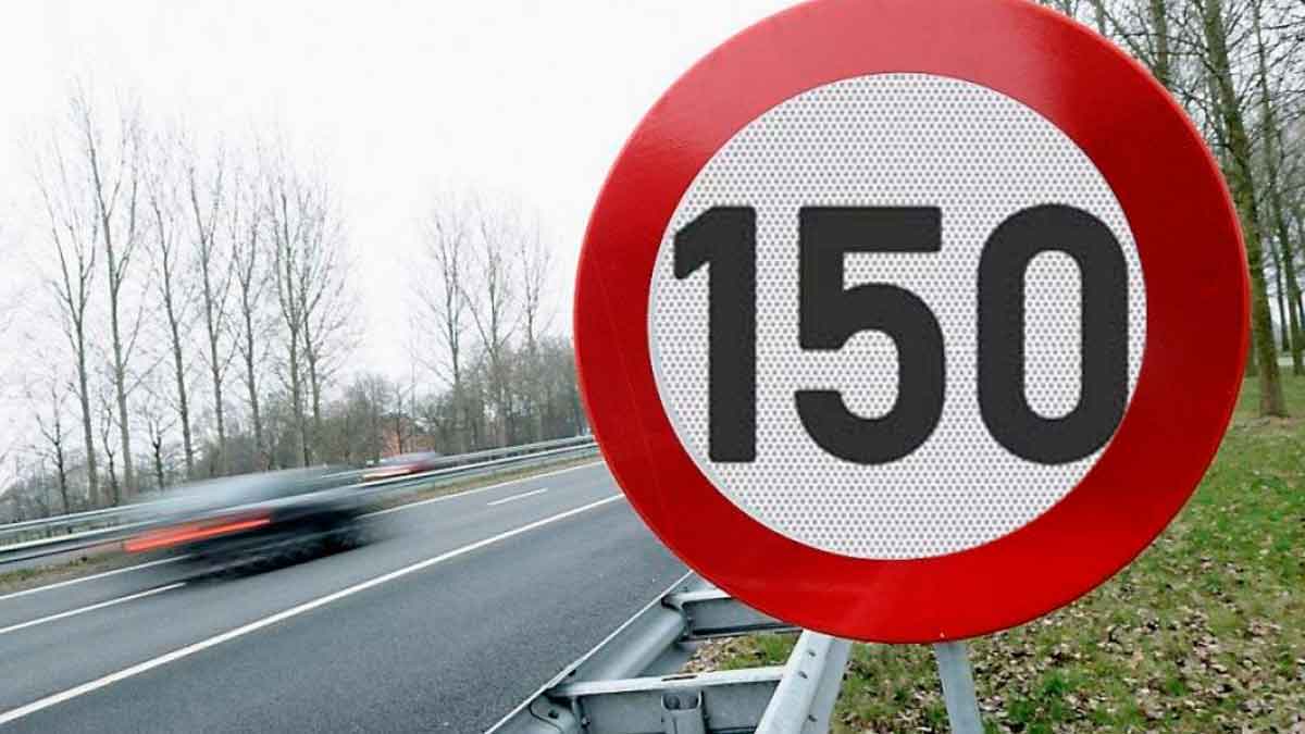 Señal de tráfico límite 150 km/h en autopista europea
