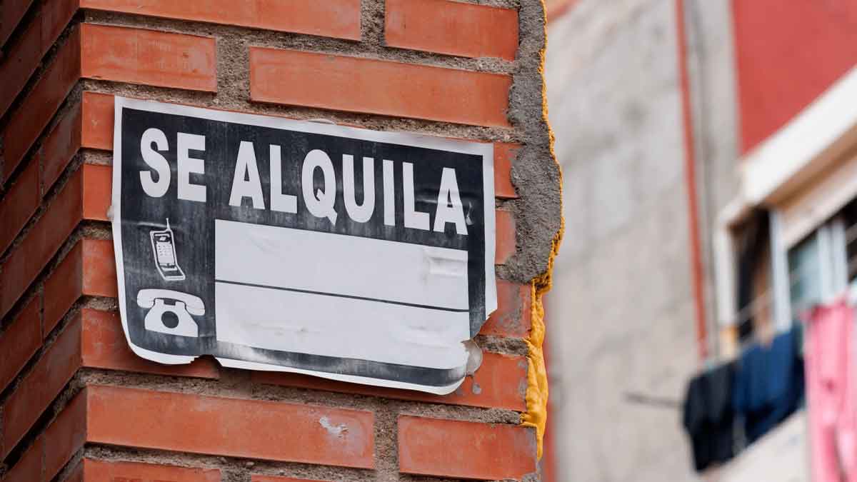 Cartel de se alquila en edificio relacionado con la fianza del alquiler
