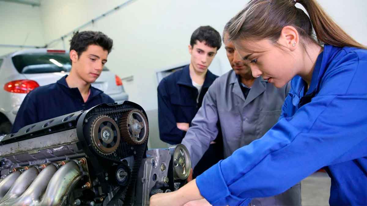 Estudiantes de Formación Profesional en Andalucía durante prácticas de automoción con alta empleabilidad según informe del SAE