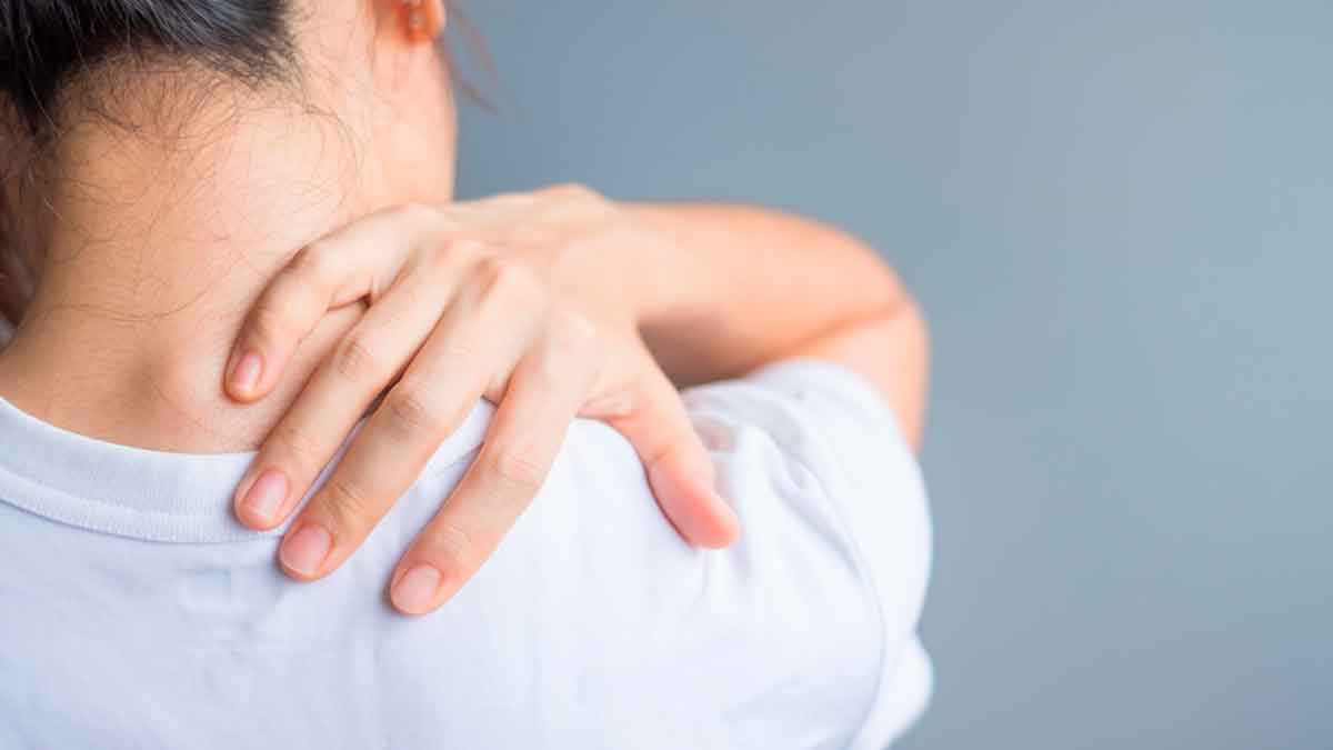 Mujer con dolor de cuello y hombros por fibromialgia