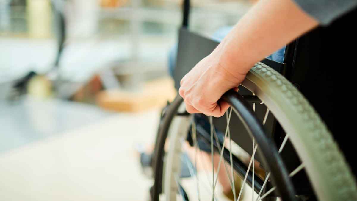 Persona en silla de ruedas representando la incapacidad permanente y las pensiones de la Seguridad Social en España