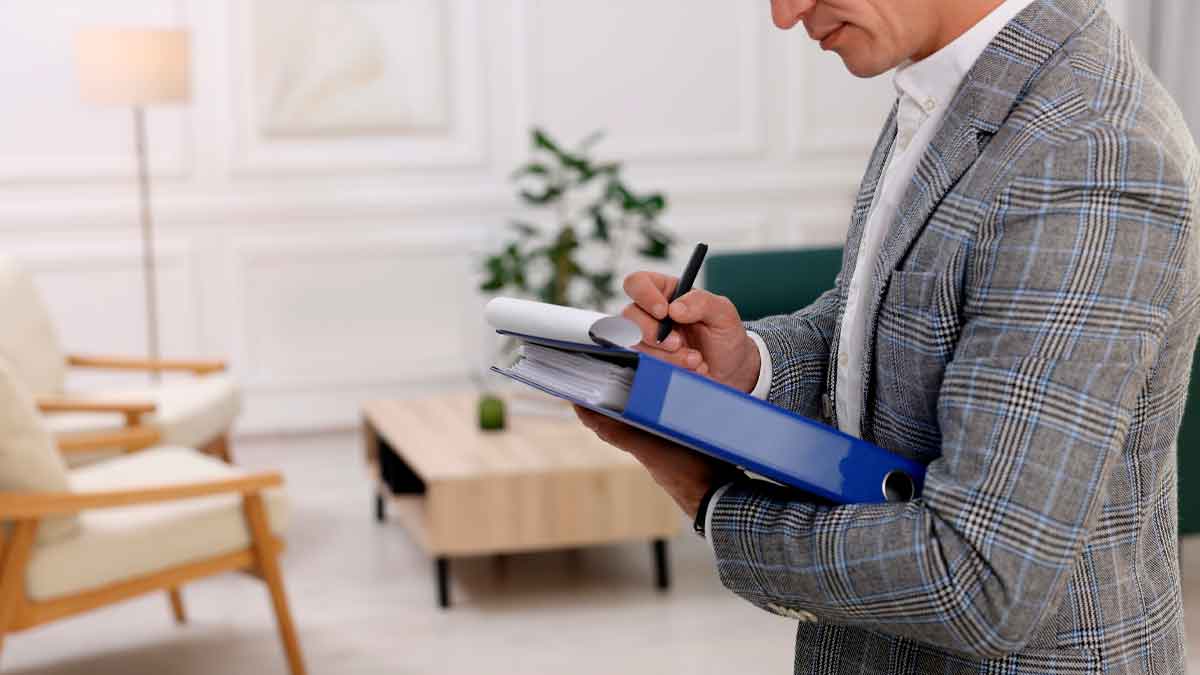 Inspector de Trabajo revisando documentos en carpeta durante control laboral