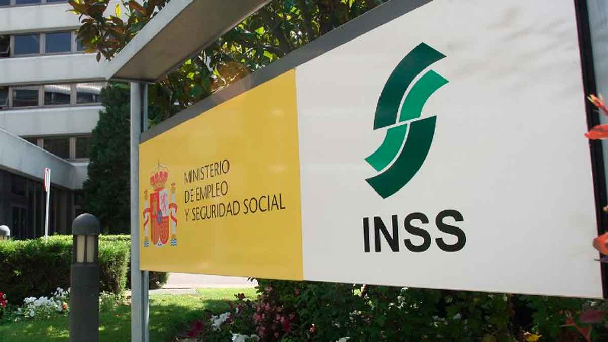 Cartel del INSS y Ministerio de Empleo y Seguridad Social por cambio en cálculo de pensiones en 2026