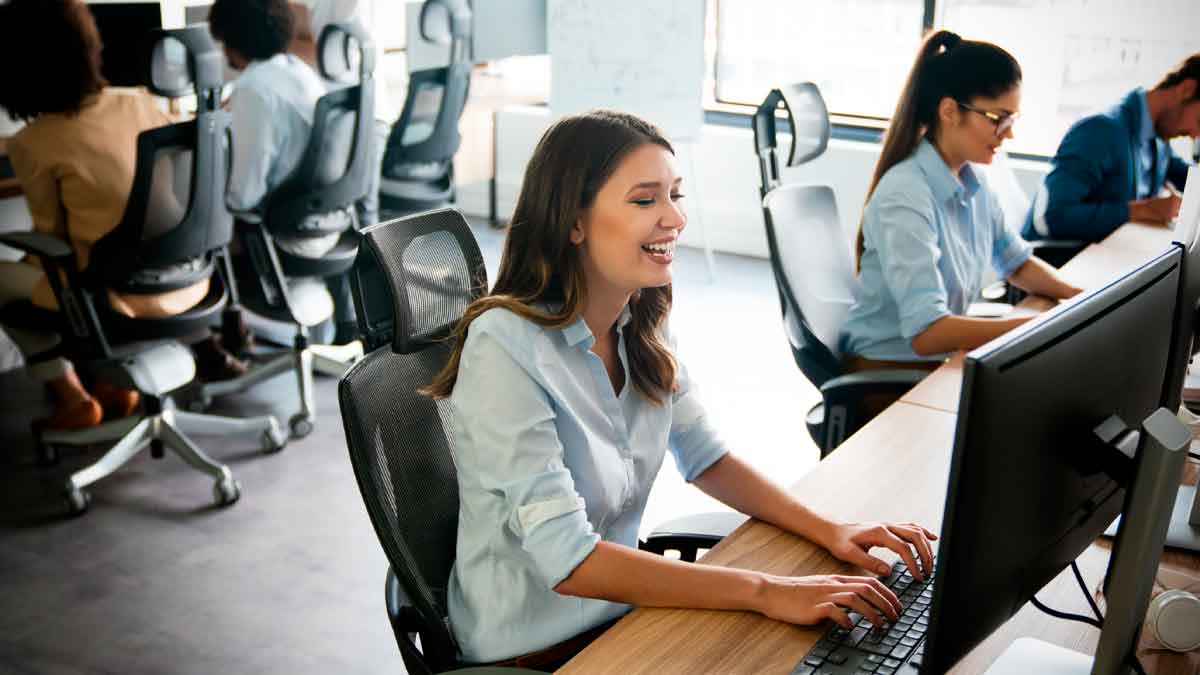 Jóvenes andaluces en cursos gratuitos de inteligencia artificial robótica y ciberseguridad en nodos tecnológicos de Andalucía