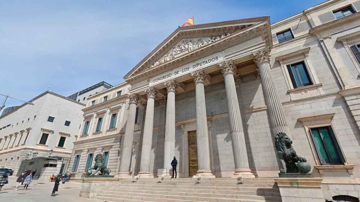 Fachada del Congreso de los Diputados en Madrid donde se debate la jubilación a los 72 años de empleados públicos