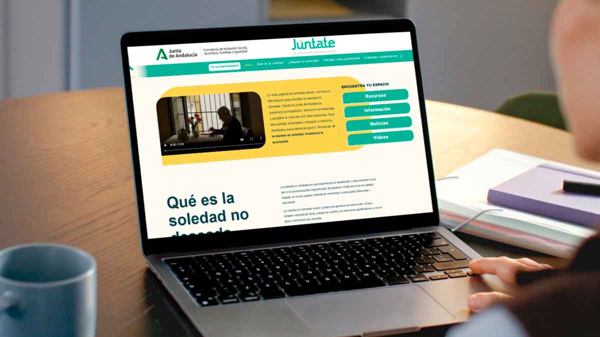 Persona consulta en un portátil la web Juntate de la Junta de Andalucía contra la soledad no deseada