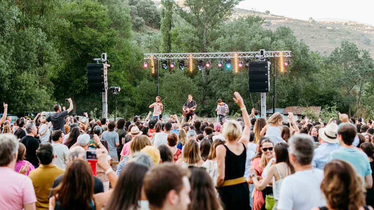 Concierto en un municipio rural con público disfrutando de actividades culturales apoyadas por ayudas de la Junta de Andalucía