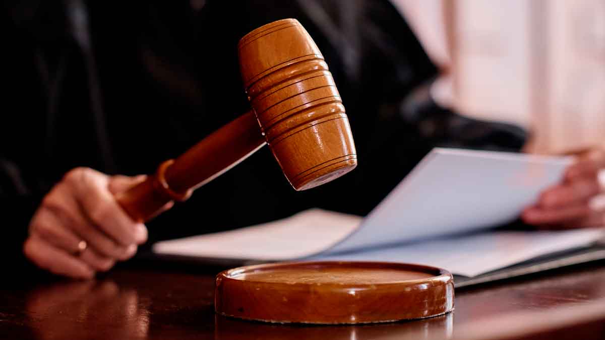 Mazo de juez en juzgado competente para litigios de teletrabajo