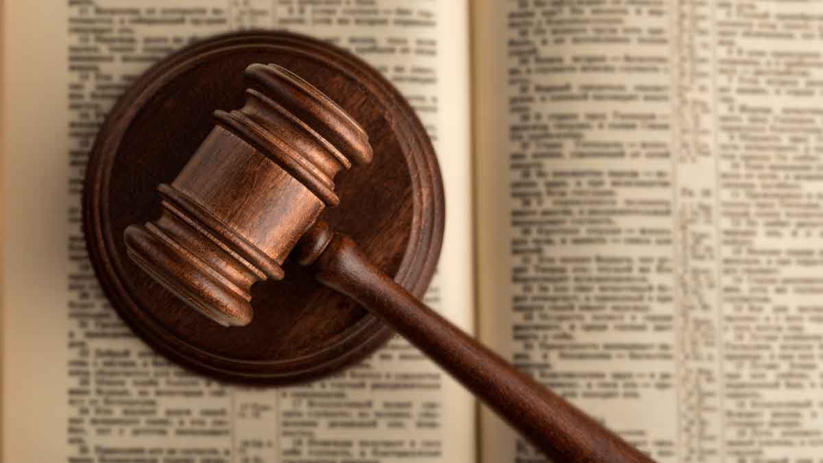 Mazo de juez sobre libro de leyes sentencia despido procedente limpiadora