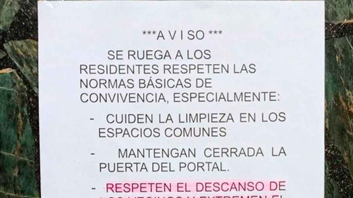 Aviso en una comunidad de vecinos con normas básicas de convivencia y mantenimiento en los espacios comunes