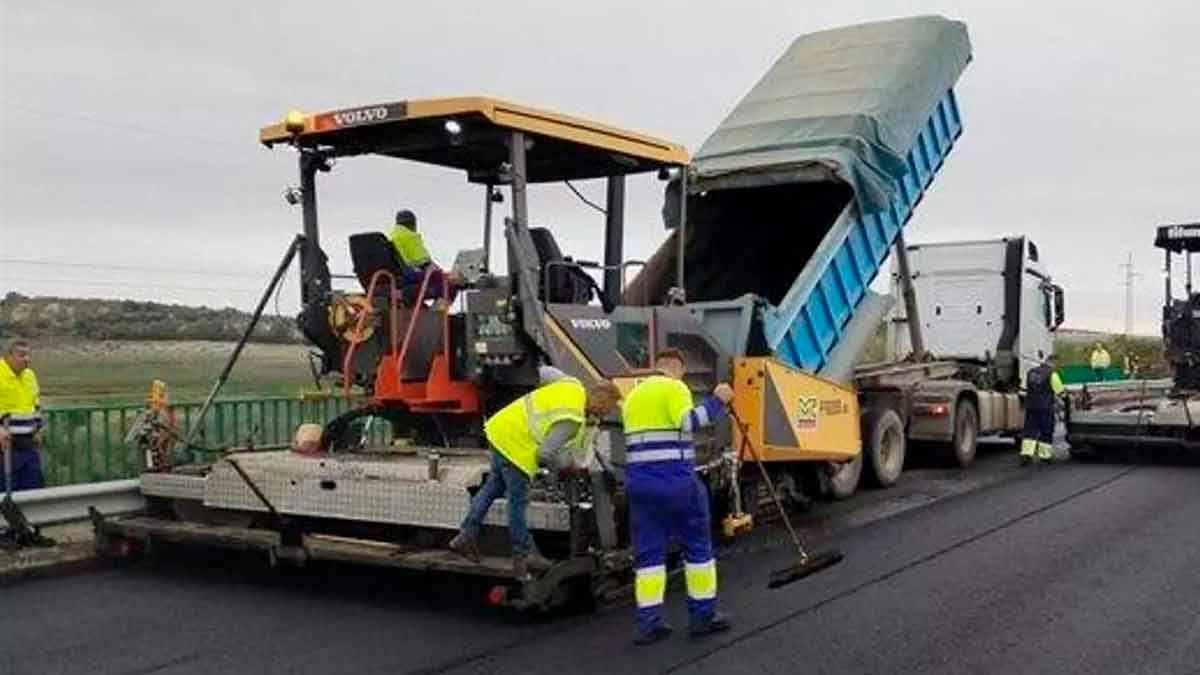 Obras en carretera con asfalto MASAI en Andalucía que reduce emisiones y mejora la durabilidad con sensores inteligentes
