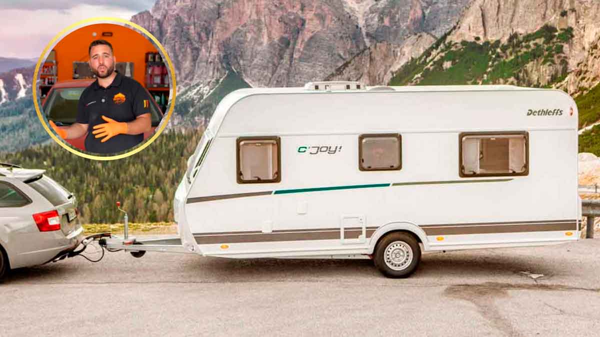 Coche arrastrando caravana con advertencia del mecánico Juan José sobre riesgos y la importancia del MMA