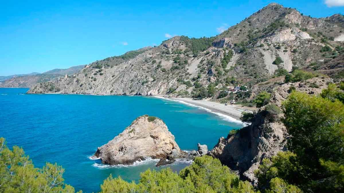 Playa Cala del Cañuelo en Maro Nerja Málaga con aguas cristalinas