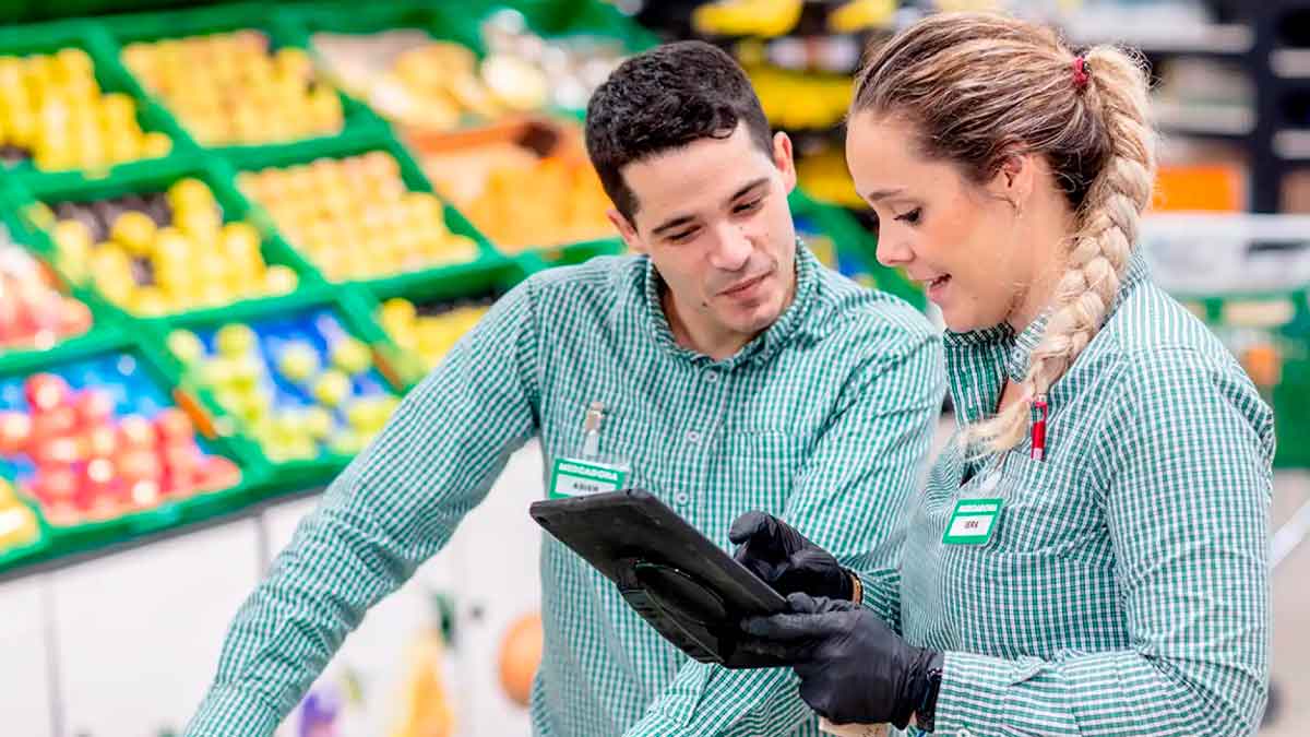 Empleados de Mercadona en Andalucía trabajando en tienda de frutas y verduras