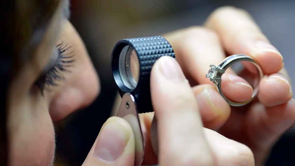 Tasación de anillo de oro y diamantes en un monte de piedad para conseguir dinero rápido según OCU