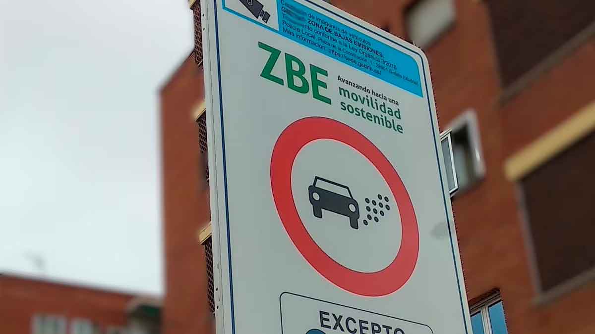 Señal de tráfico de Zona de Bajas Emisiones ZBE en ciudad española