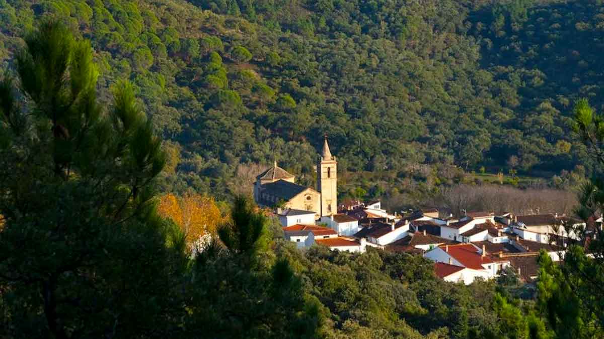Vista panorámica de un pueblo andaluz rodeado de montañas, destacado por National Geographic por su gastronomía tradicional y vanguardista