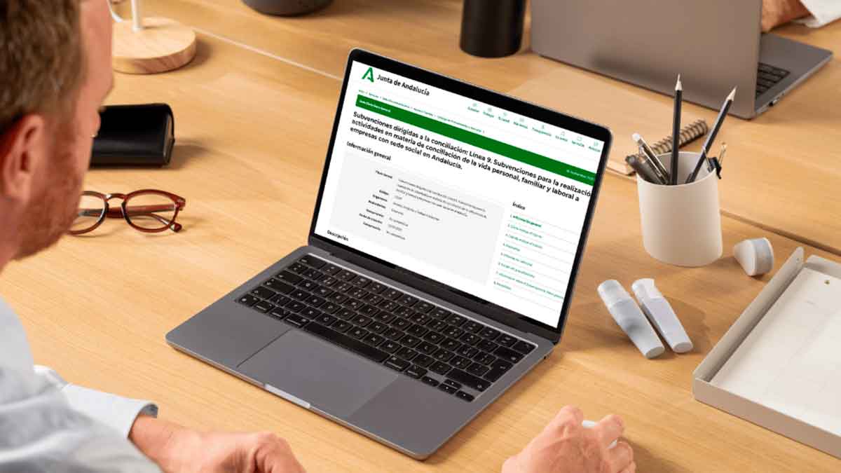 Hombre consulta en un portátil las ayudas de la Junta de Andalucía para igualdad laboral y conciliación familiar