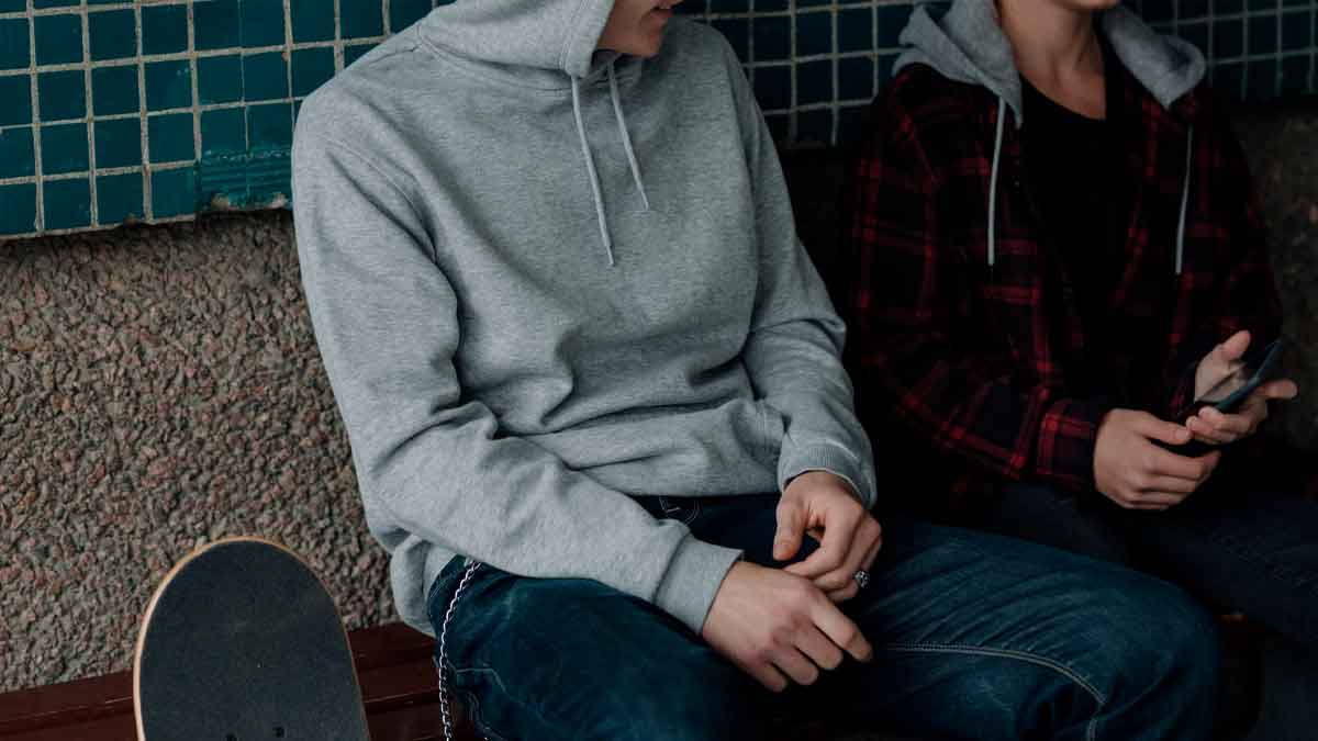 Jóvenes que abandonan los estudios tras la ESO por la brecha educativa según la OCDE