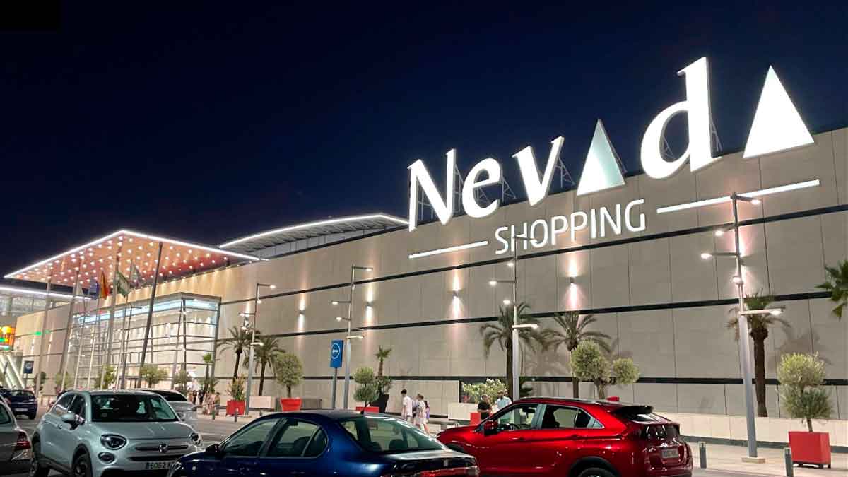 Fachada del Centro Comercial Nevada Shopping en Granada donde se buscan trabajadores para nueva apertura