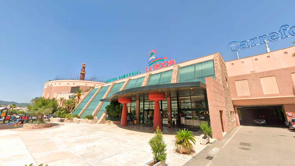 Centro Comercial La Trocha en Coín Málaga, oferta de empleo Springfield 40 horas semanales