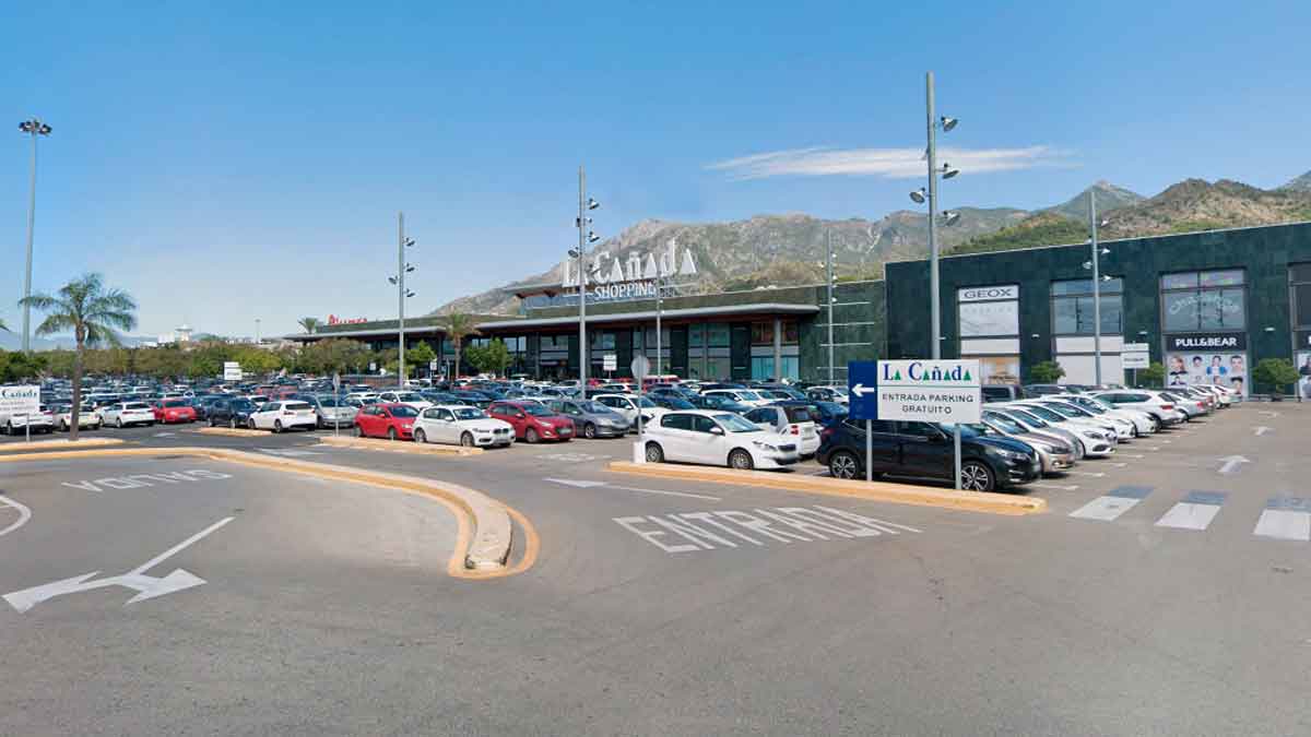 Centro Comercial La Cañada Shopping en Marbella donde se ofrece empleo de personal de limpieza con contrato indefinido