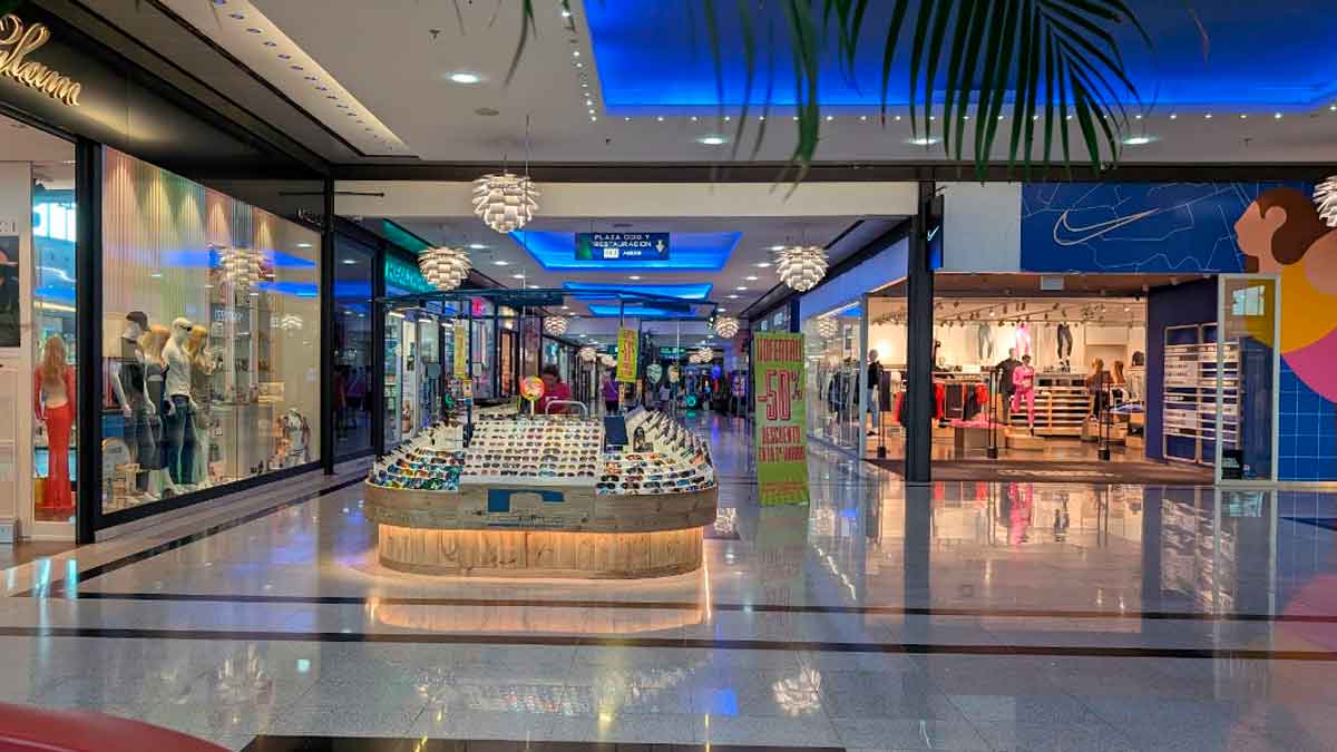 Interior del centro comercial La Cañada Shopping en Marbella con tiendas de moda y ocio
