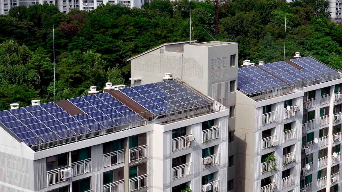 Placas solares colectivas instaladas en la azotea de una comunidad de vecinos