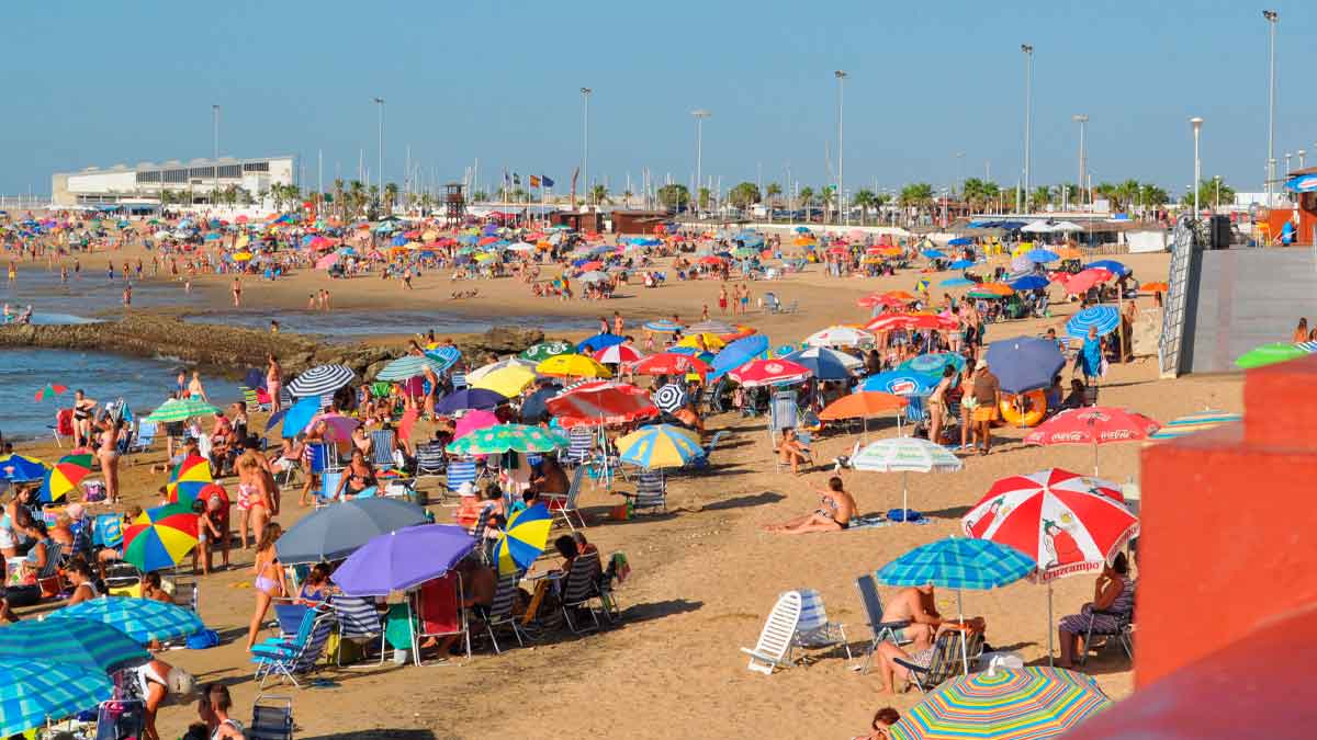 Playa de Andalucía llena de bañistas en riesgo de desaparecer por la subida del nivel del mar