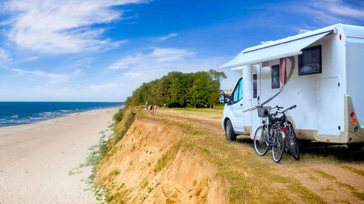 Autocaravana estacionada frente a una playa solitaria en Andalucía durante septiembre