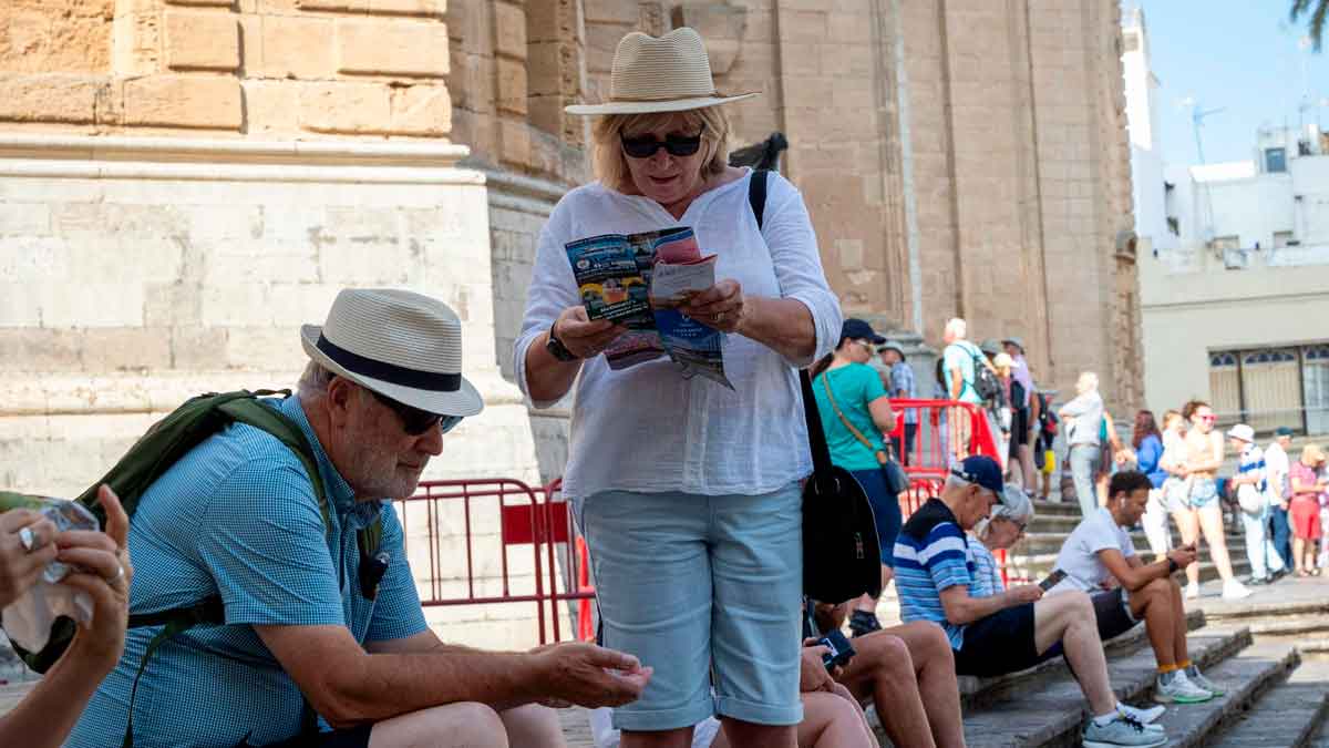 Pareja de jubilados consultando un mapa durante un viaje del Imserso 2025-2026 en una ciudad española