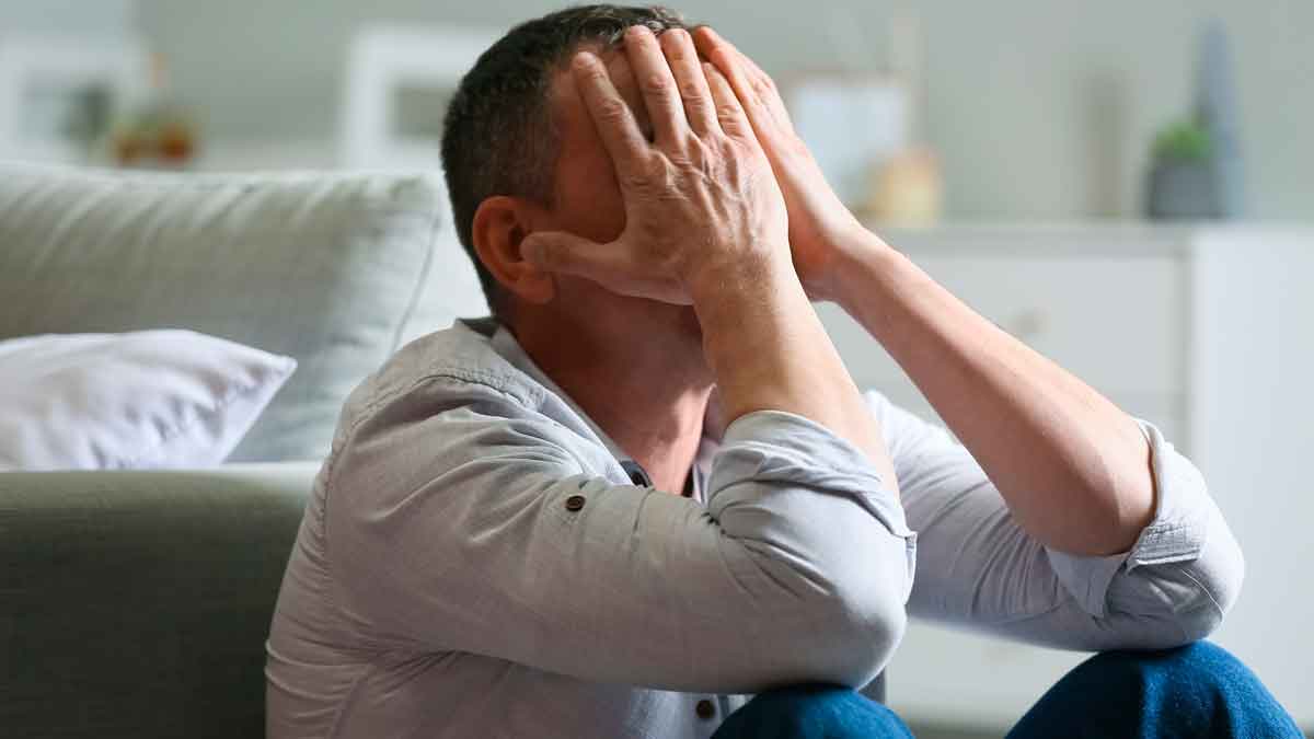 Hombre preocupado por prejubilación a los 60 años con pensión mínima de 200 euros