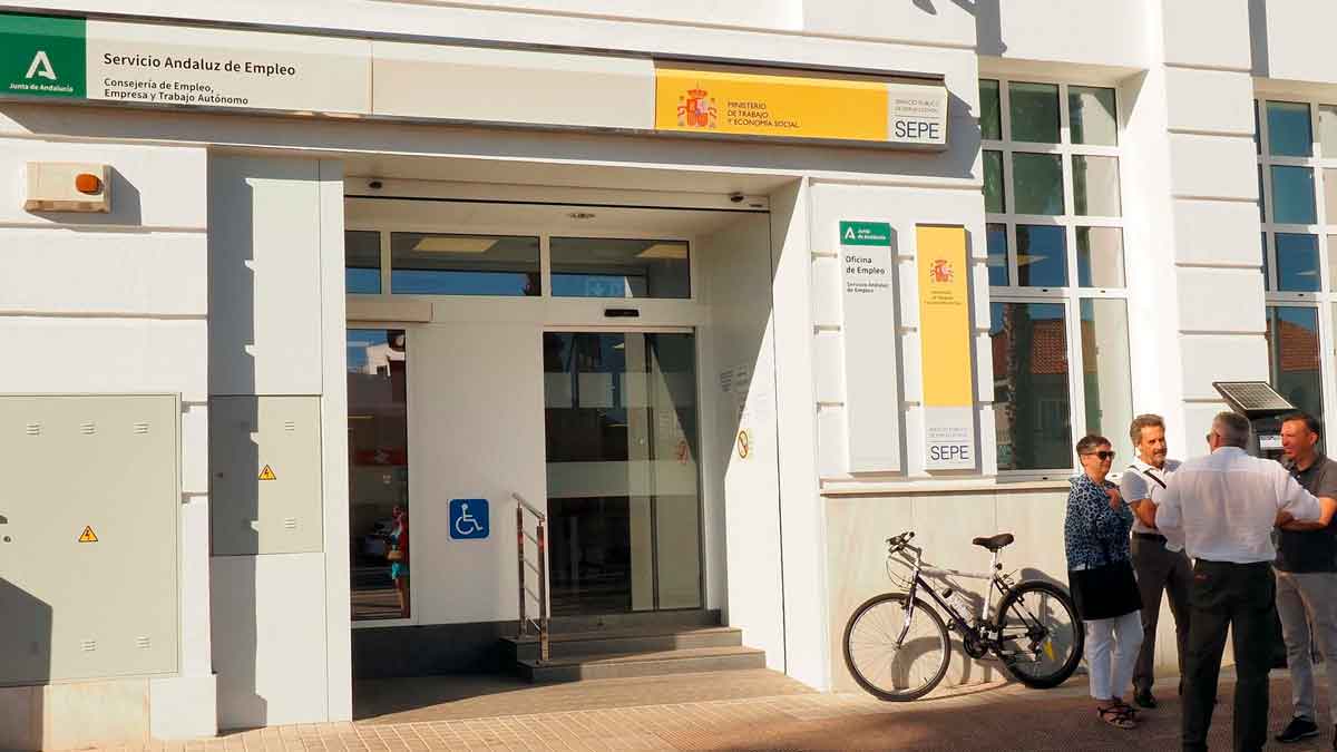 "Oficina del SEPE en Andalucía con ciudadanos gestionando prestaciones por desempleo