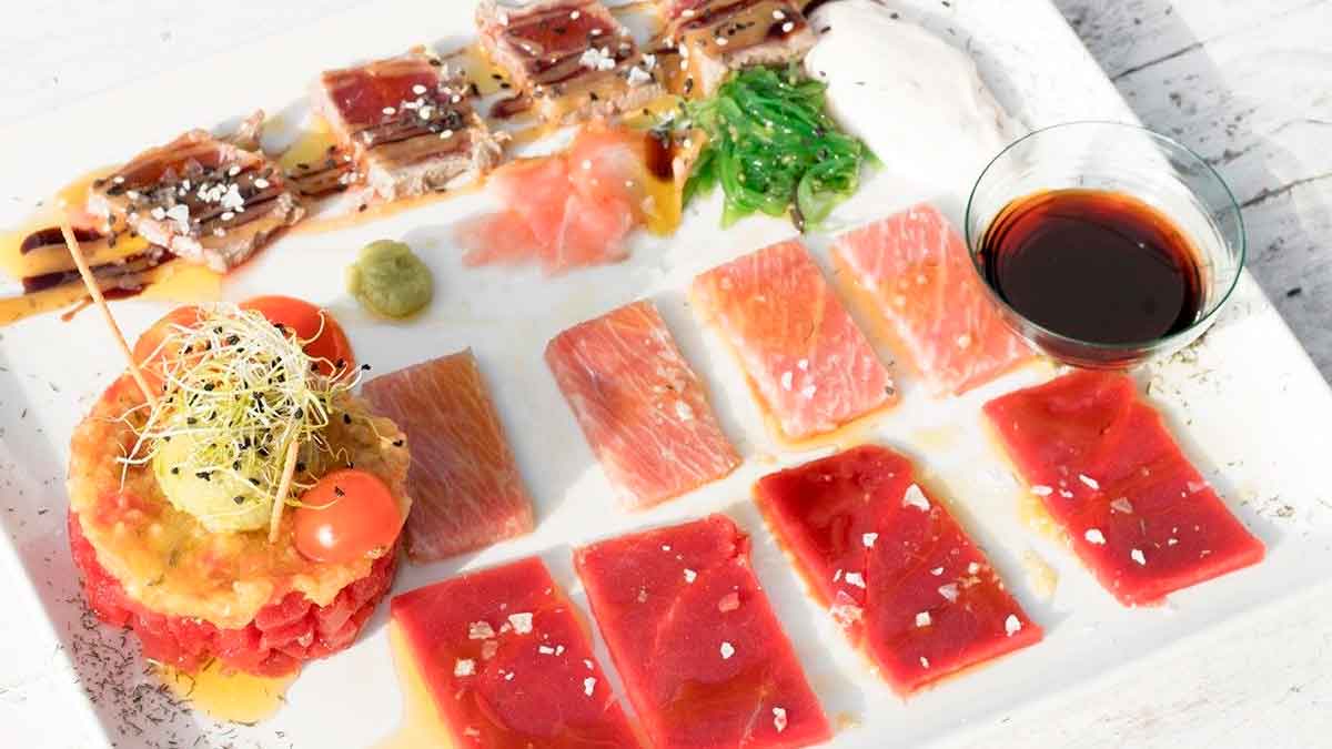 Plato de atún rojo de almadraba en Conil de la Frontera con diferentes cortes y acompañamientos