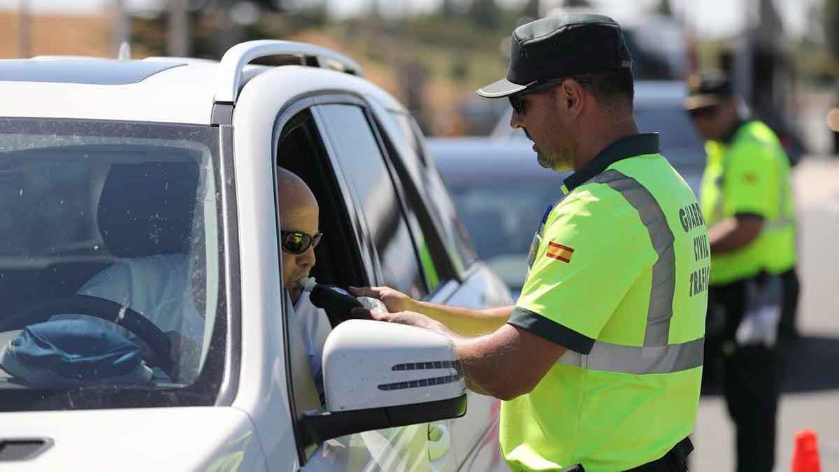 Agente de la Guardia Civil realizando prueba de alcoholemia a un conductor en control de tráfico en España