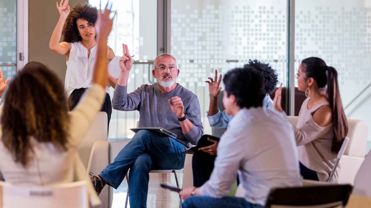 Propietarios en junta de vecinos votando en reunión comunitaria según Ley de Propiedad Horizontal