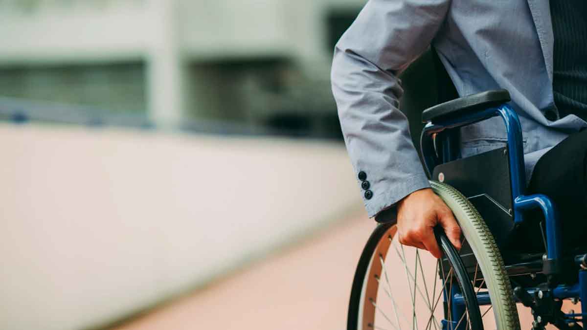 Persona en silla de ruedas durante un trámite de incapacidad permanente