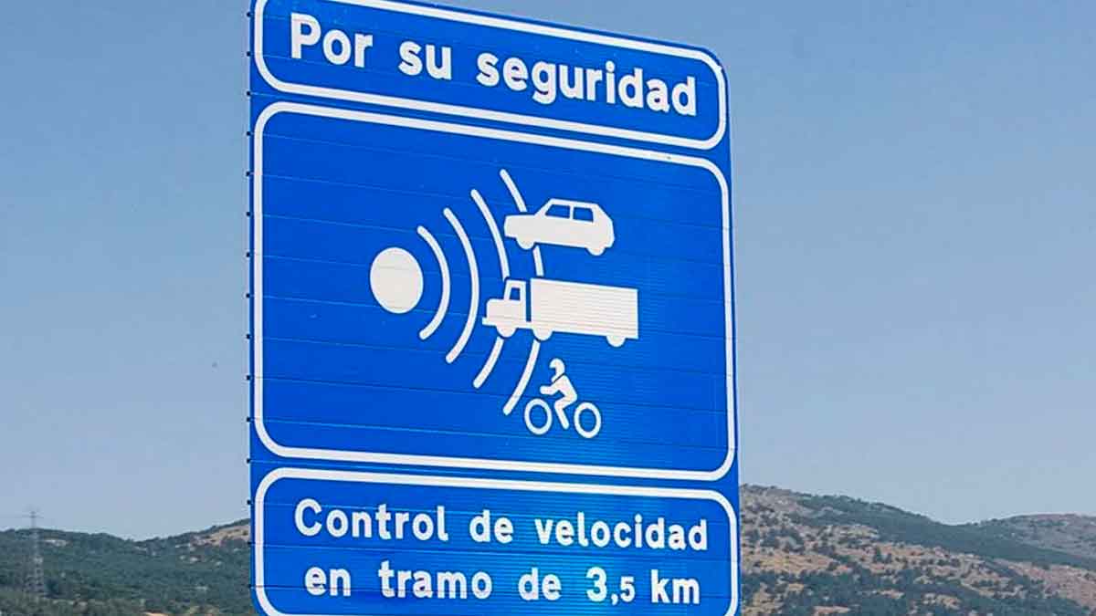 Señal de radar de tramo de la DGT en una carretera de Andalucía con control de velocidad