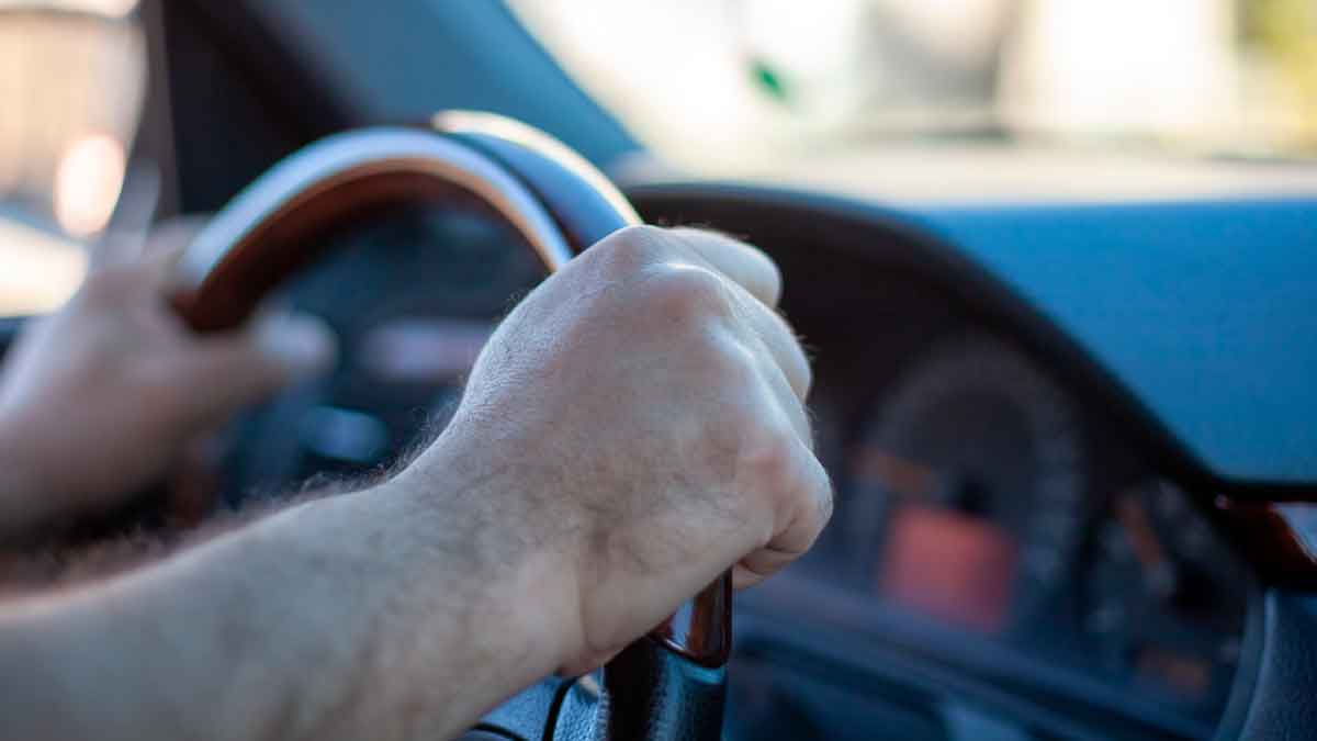 Conductor mayor de 70 años al volante que puede renovar gratis el carné de conducir según la DGT